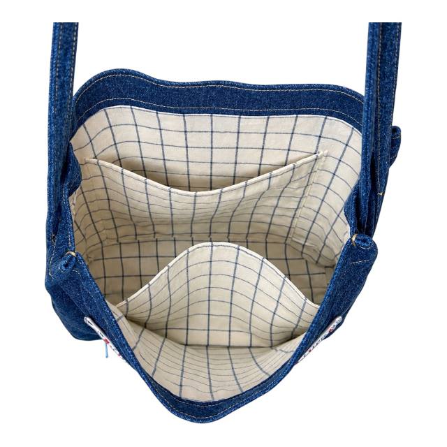 Inside — two inner pockets