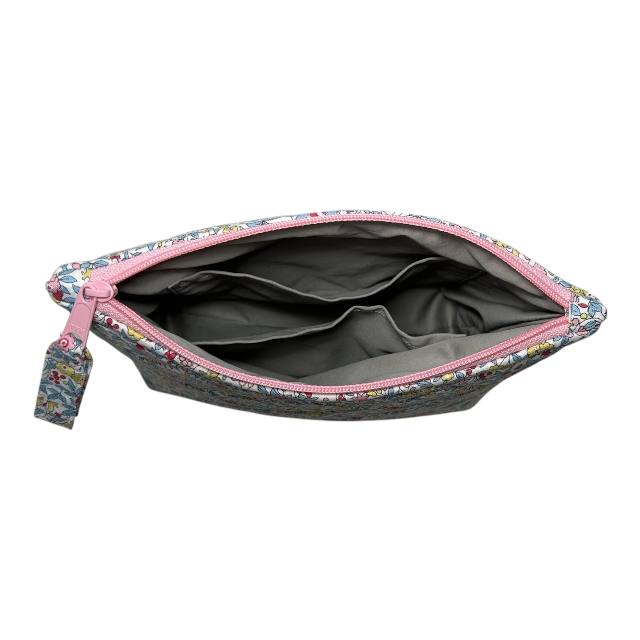 Inside — two inner pockets